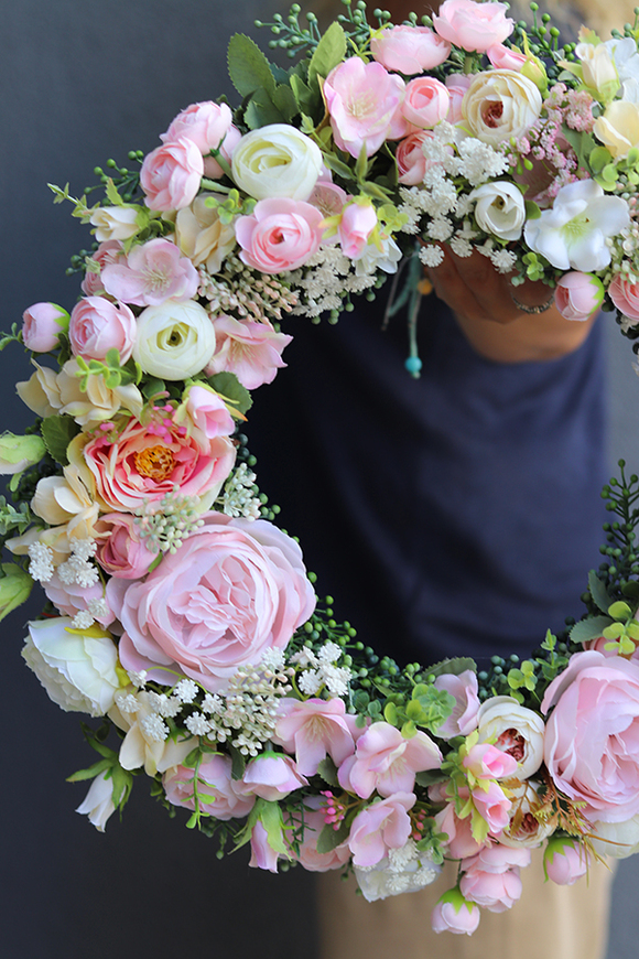 Różowa Poświata Candy, uroczy kwiatowy wianek na drzwi, śr.40cm