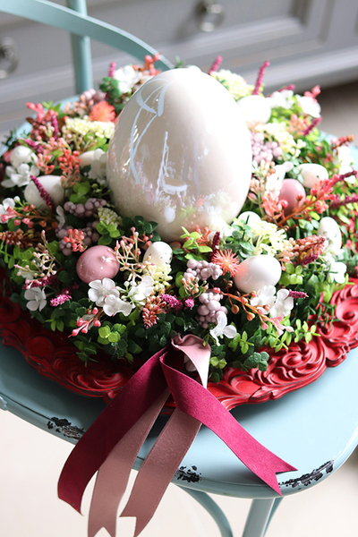 Easteria Red Velvet, wielkanocny stroik z porcelanowym jajem, śr.33cm