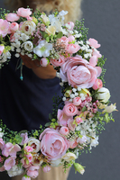 Różowa Poświata Candy, uroczy kwiatowy wianek na drzwi, śr.40cm