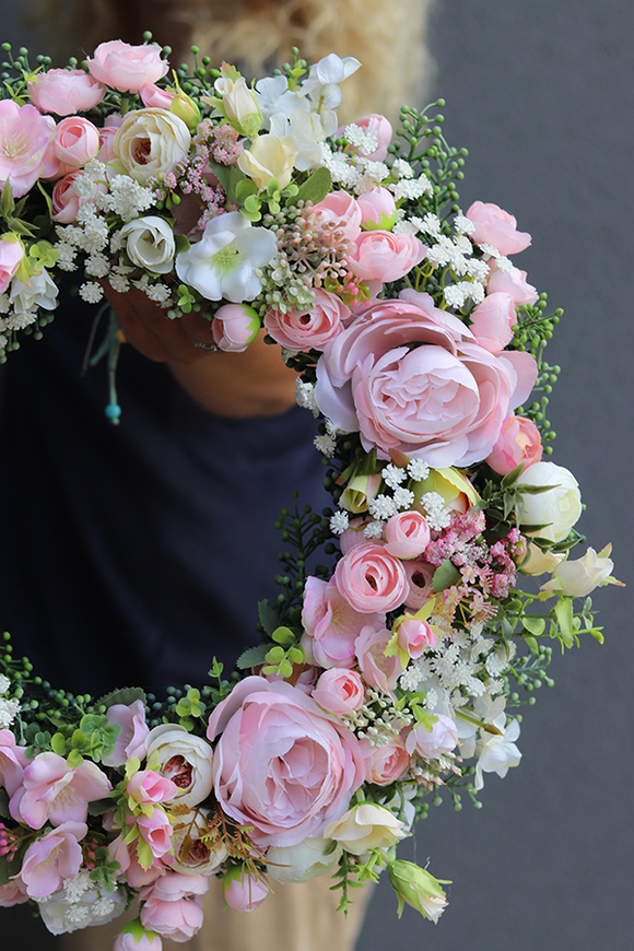 Różowa Poświata Candy, uroczy kwiatowy wianek na drzwi, śr.40cm