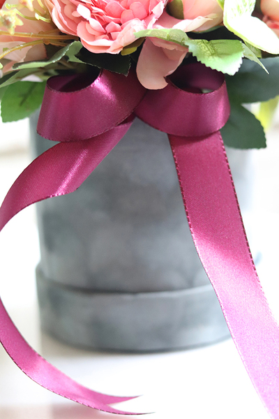 Cecylia Velvet, welurowy flowerbox z różowymi kwiatami, wys.24cm