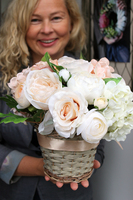 bogaty kosz z kwiatami Romance ecru wys.27cm 