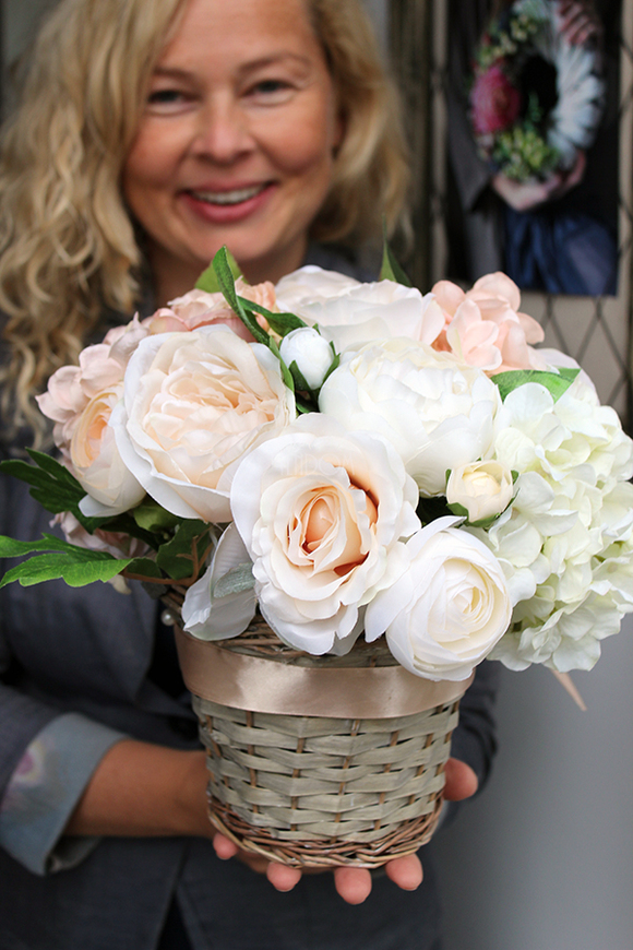 bogaty kosz z kwiatami Romance ecru wys.27cm 