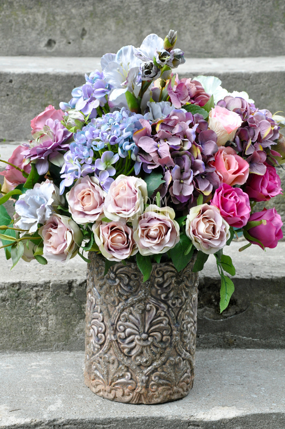 Pudrova kompozycja kwiatowa w pięknej donicy, wys.60cm