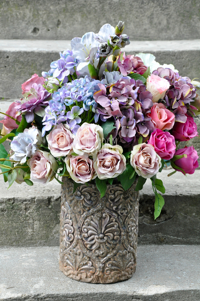 Pudrova kompozycja kwiatowa w pięknej donicy, wys.60cm