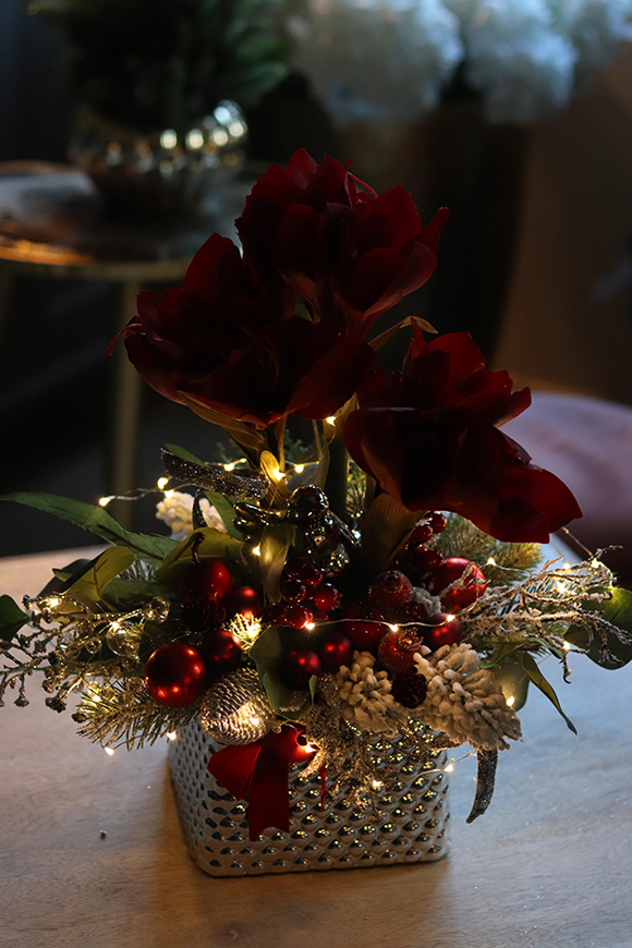 Amarylis Silver, świąteczny stroik z czerwonym amarylisem, wys.41cm  