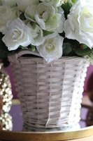 bogaty kosz z białymi kwiatami, Romance Eleonore, wys.42cm