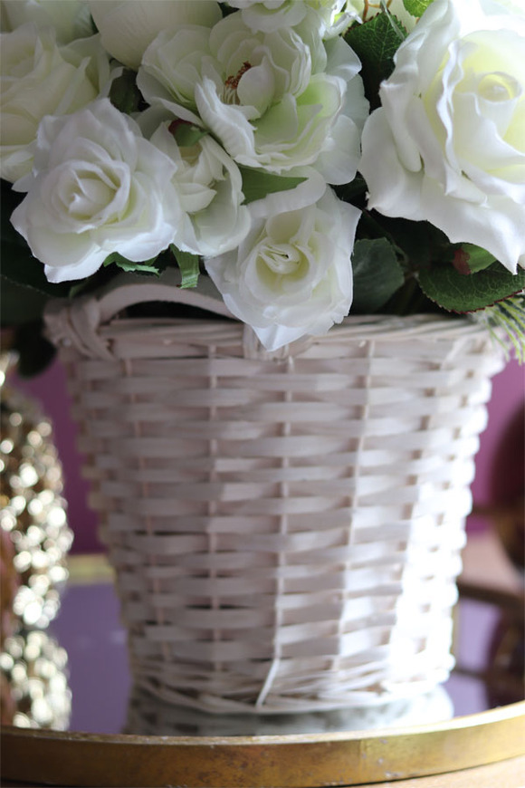 bogaty kosz z białymi kwiatami, Romance Eleonore, wys.42cm