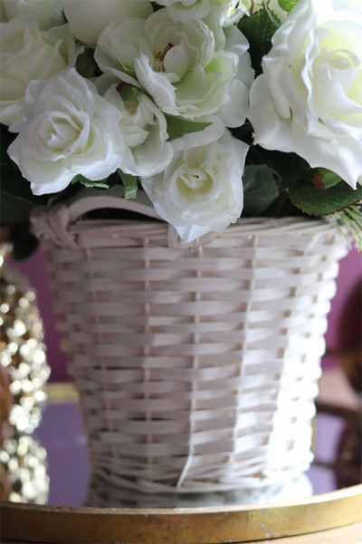 bogaty kosz z białymi kwiatami, Romance Eleonore, wys.42cm