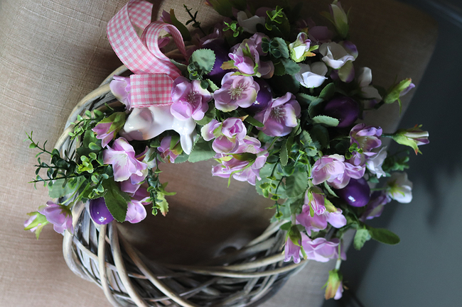 Florra, fioletowy wianek z figurką zająca, śr.34cm