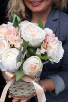 bogaty kosz z kwiatami Romance ecru wys.27cm 