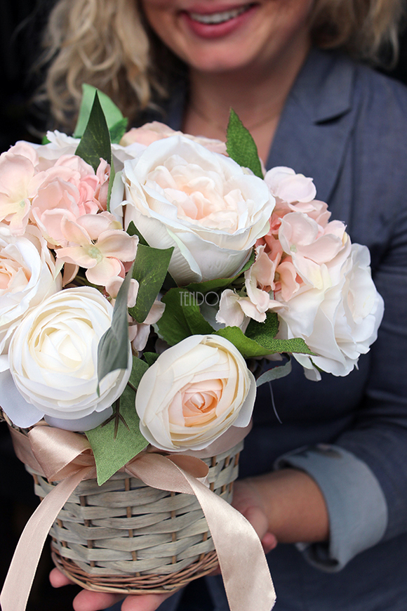 bogaty kosz z kwiatami Romance ecru wys.27cm 