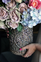 Pudrova kompozycja kwiatowa w pięknej donicy, wys.60cm