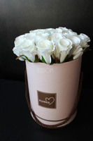 kompozycja kwiatowa / bukiet Flowerbox róż & biel, wys.23cm