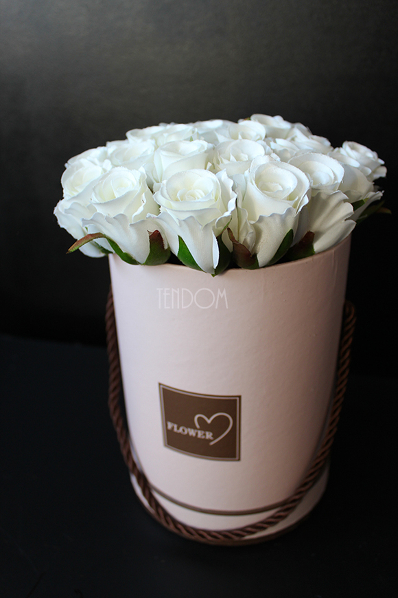 kompozycja kwiatowa / bukiet Flowerbox róż & biel, wys.23cm