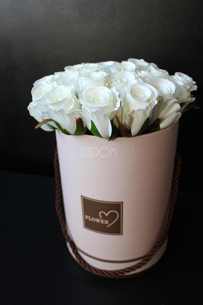 kompozycja kwiatowa / bukiet Flowerbox róż & biel, wys.23cm