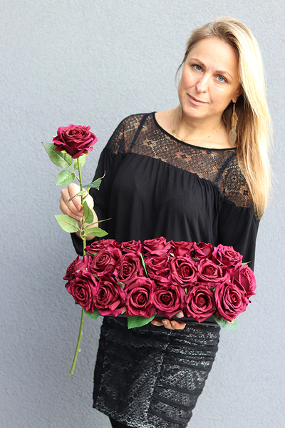 Bordolina, kompozycja kwiatowa / bukiet w czarnym naczyniu, wym.16x40x18cm 