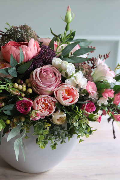 Abella Cinderella 2, kompozycja kwiatowa w biało-srebrnej misie, wym. 39x45cm 