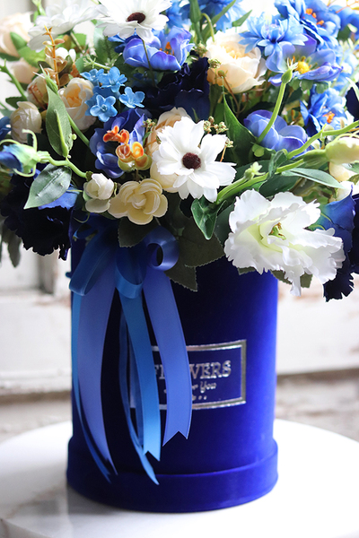 flowerbox welurowy z kwiatową dekoracją, Szafirowa Noc, wys.49cm
