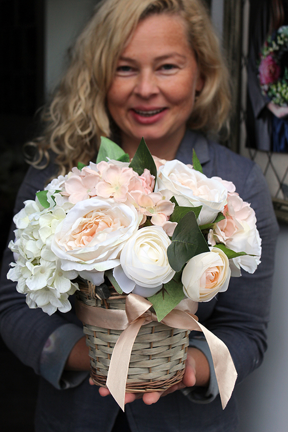 bogaty kosz z kwiatami Romance ecru wys.27cm 