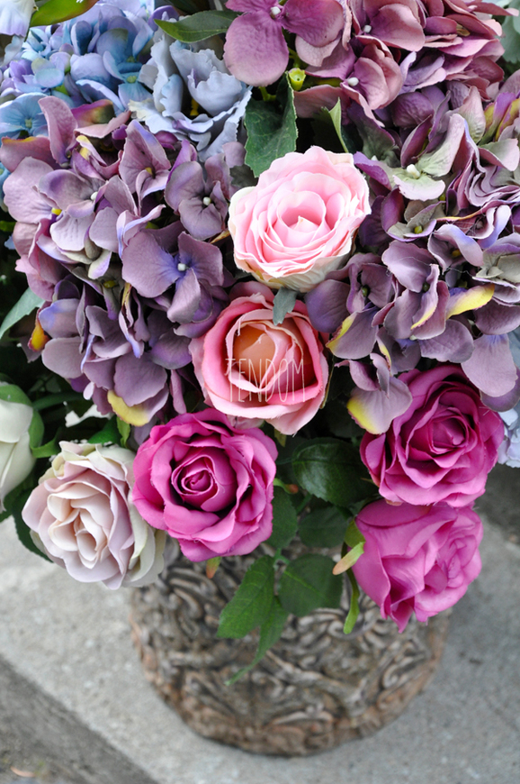 Pudrova kompozycja kwiatowa w pięknej donicy, wys.60cm