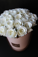 kompozycja kwiatowa / bukiet Flowerbox róż & biel, wys.23cm