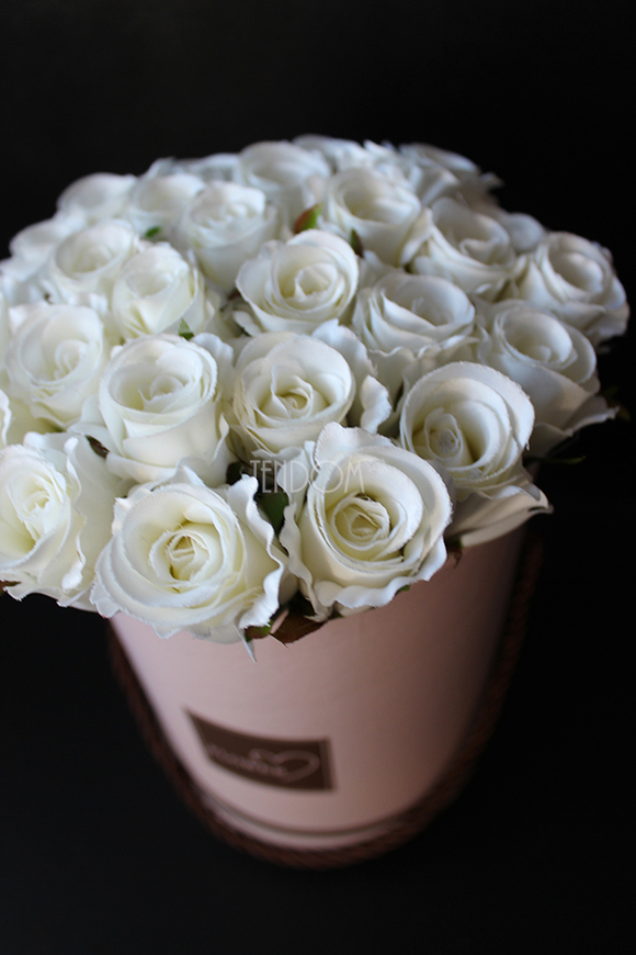 kompozycja kwiatowa / bukiet Flowerbox róż & biel, wys.23cm