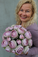 kompozycja kwiatowa / bukiet Flowerbox Pudrova, wys.25cm