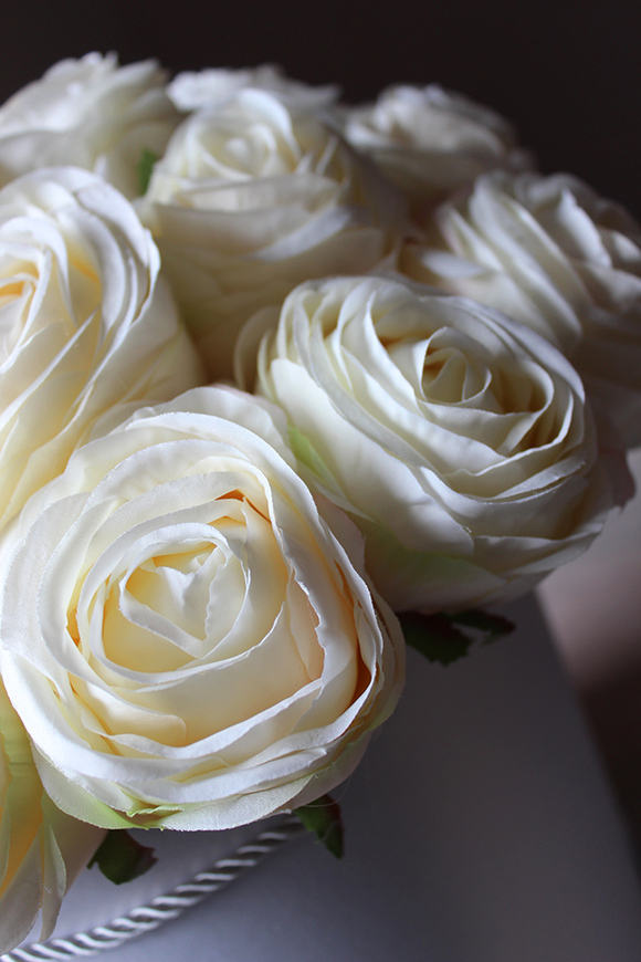 biały box z kremowymi różami, Marcello, wys.35cm