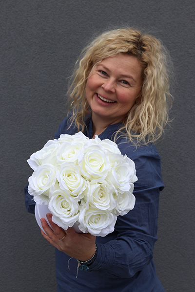 Biały Box New, kompozycja kwiatowa / bukiet / Flowerbox, wys.24cm