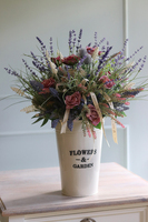 Bellisa Garden, kompozycja z różami i lawendą w metalowym wazonie, wys.64cm 