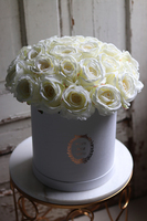 biały flowerbox z różami, Cussa, wys.40cm