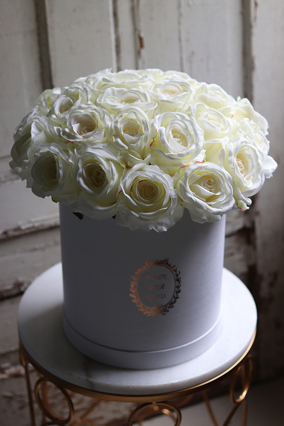 biały flowerbox z różami, Cussa, wys.40cm