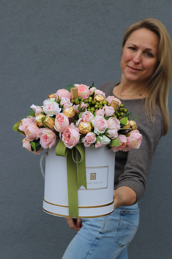bogaty flowerbox z pralinami, Flowers & Chocolates, wys.36cm