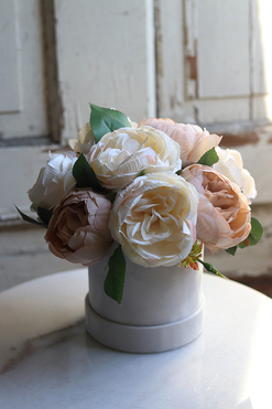 biały welurowy flowerbox z piwoniami, Berenika, wys.22cm