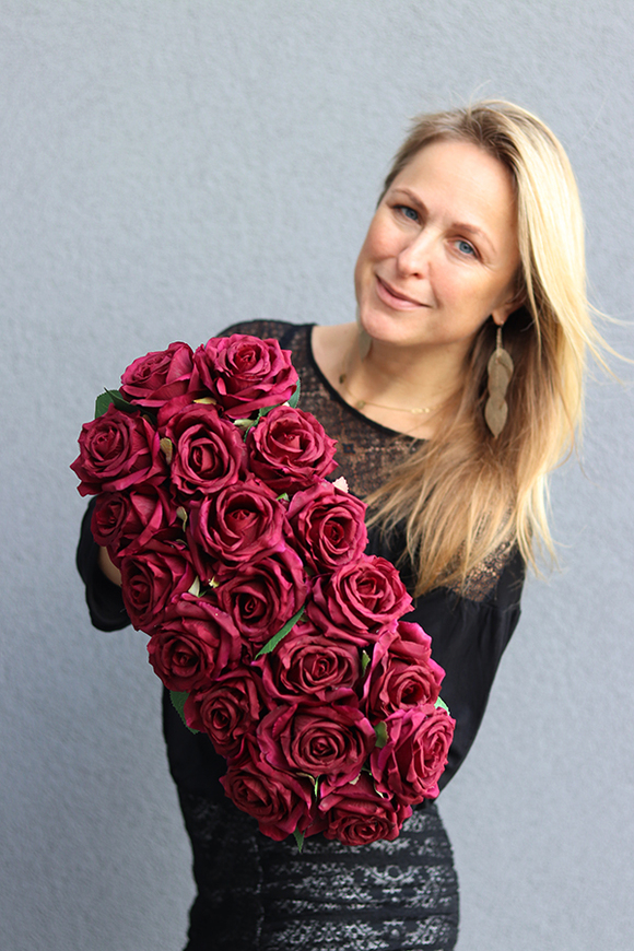 Bordolina, kompozycja kwiatowa / bukiet w czarnym naczyniu, wym.16x40x18cm 