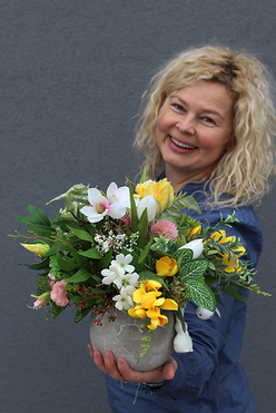 dekoracja pełna wiosennych kwiatów, Retano, wys.30cm