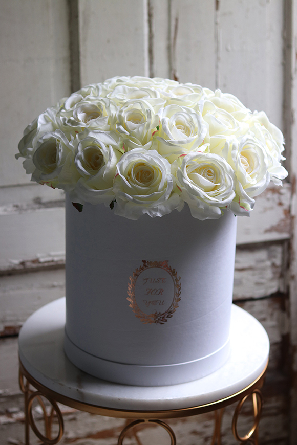 biały flowerbox z różami, Cussa, wys.40cm