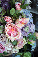 Pudrova kompozycja kwiatowa w pięknej donicy, wys.60cm