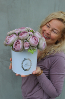 kompozycja kwiatowa / bukiet Flowerbox Pudrova, wys.25cm