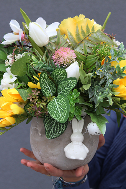 dekoracja pełna wiosennych kwiatów, Retano, wys.30cm