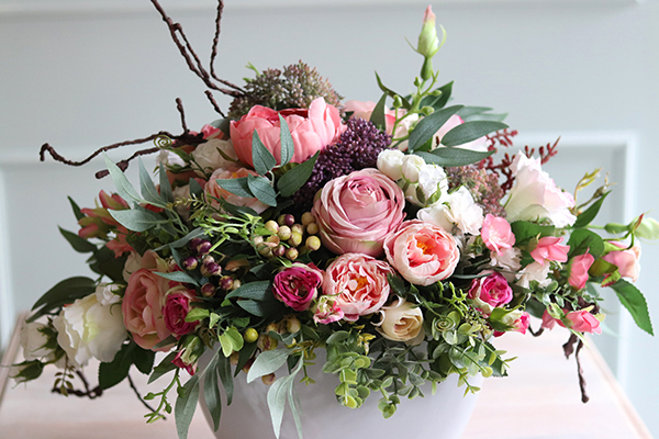 Abella Cinderella 2, kompozycja kwiatowa w biało-srebrnej misie, wym. 39x45cm 