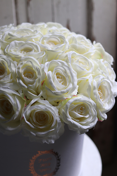 biały flowerbox z różami, Cussa, wys.40cm