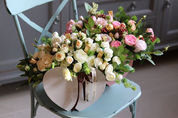 Chocolates True Love, flowerbox w kształcie serc z pralinami, wys.38cm