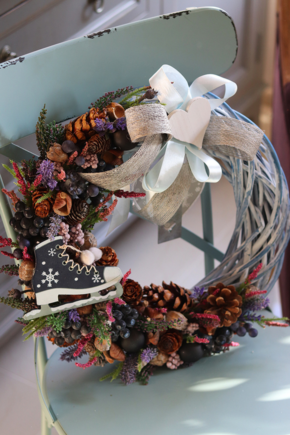 dekoracyjny zimowy wianek, Na Łyżwy, dł.39cm