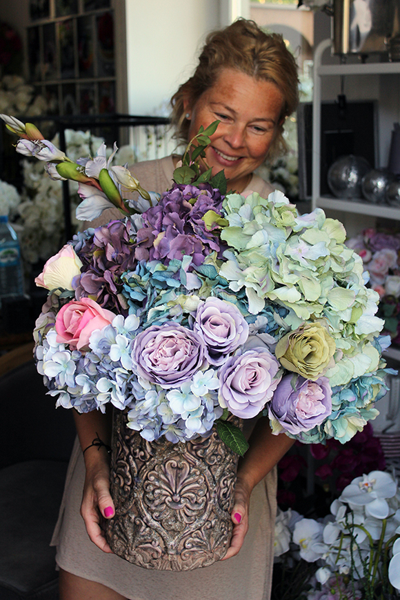 Pudrova kompozycja kwiatowa w pięknej donicy, wys.60cm