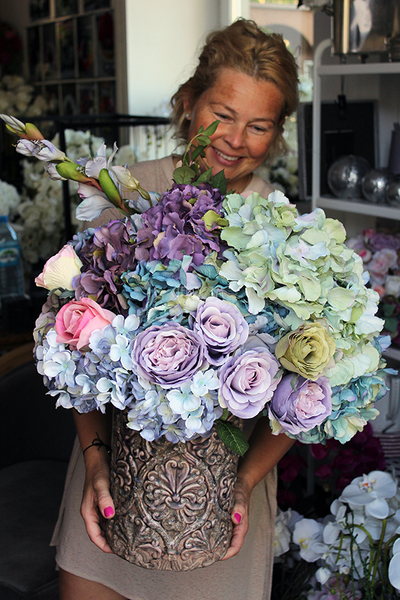 Pudrova kompozycja kwiatowa w pięknej donicy, wys.60cm