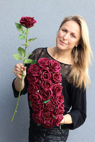 Bordolina, kompozycja kwiatowa / bukiet w czarnym naczyniu, wym.16x40x18cm 