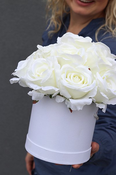 Biały Box New, kompozycja kwiatowa / bukiet / Flowerbox, wys.24cm