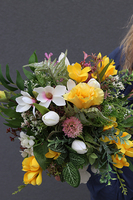 dekoracja pełna wiosennych kwiatów, Retano, wys.30cm